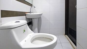 Family Room | Bathroom | Shower, rainfall showerhead, bidet, towels