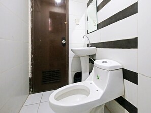 Bathroom - OYO 894 Cosmo Hotel P Campa Manila (Manila)