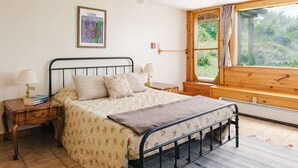 Room - 100+ Acre Farm Retreat for Groups, Yoga, Weddings (Greensboro Bend)