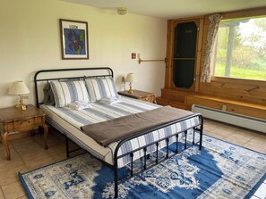 15 bedrooms, desk, free WiFi, bed sheets