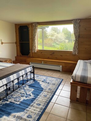 15 bedrooms, desk, free WiFi, bed sheets