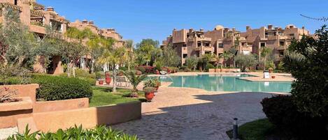 Una piscina al aire libre