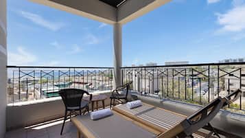 Comfort Premium Room with Hot Tub and Balcony | Minibaari, ilmainen Wi-Fi, vuodevaatteet