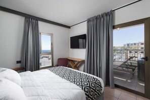 Comfort Premium Room with Hot Tub and Balcony | 迷你吧、免費無線上網、床單