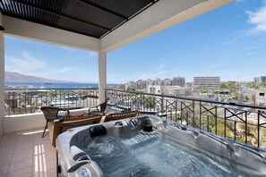 Comfort Premium Room with Hot Tub and Balcony | 1 makuuhuone, minibaari, ilmainen Wi-Fi, vuodevaatteet