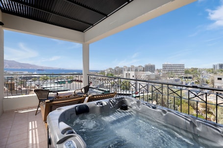 Comfort Premium Room with Hot Tub and Balcony | 迷你吧、免费 WiFi、床单