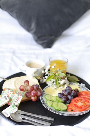 Free daily buffet breakfast - Apelkvistens Wärdshus & Logi (Holsljunga)