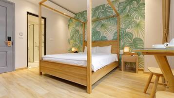 ميني بار وخزنة داخل الغرفة ومكتب ومساحة عمل للكمبيوتر المحمول