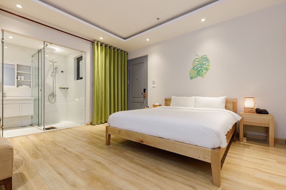 Standard Double Room | Minibar, in-room safe, desk, laptop workspace