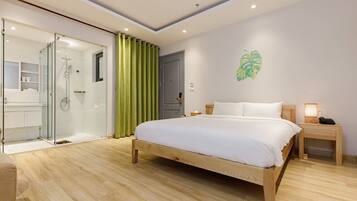 Habitación doble estándar | Minibar, caja de seguridad en la habitación y escritorio