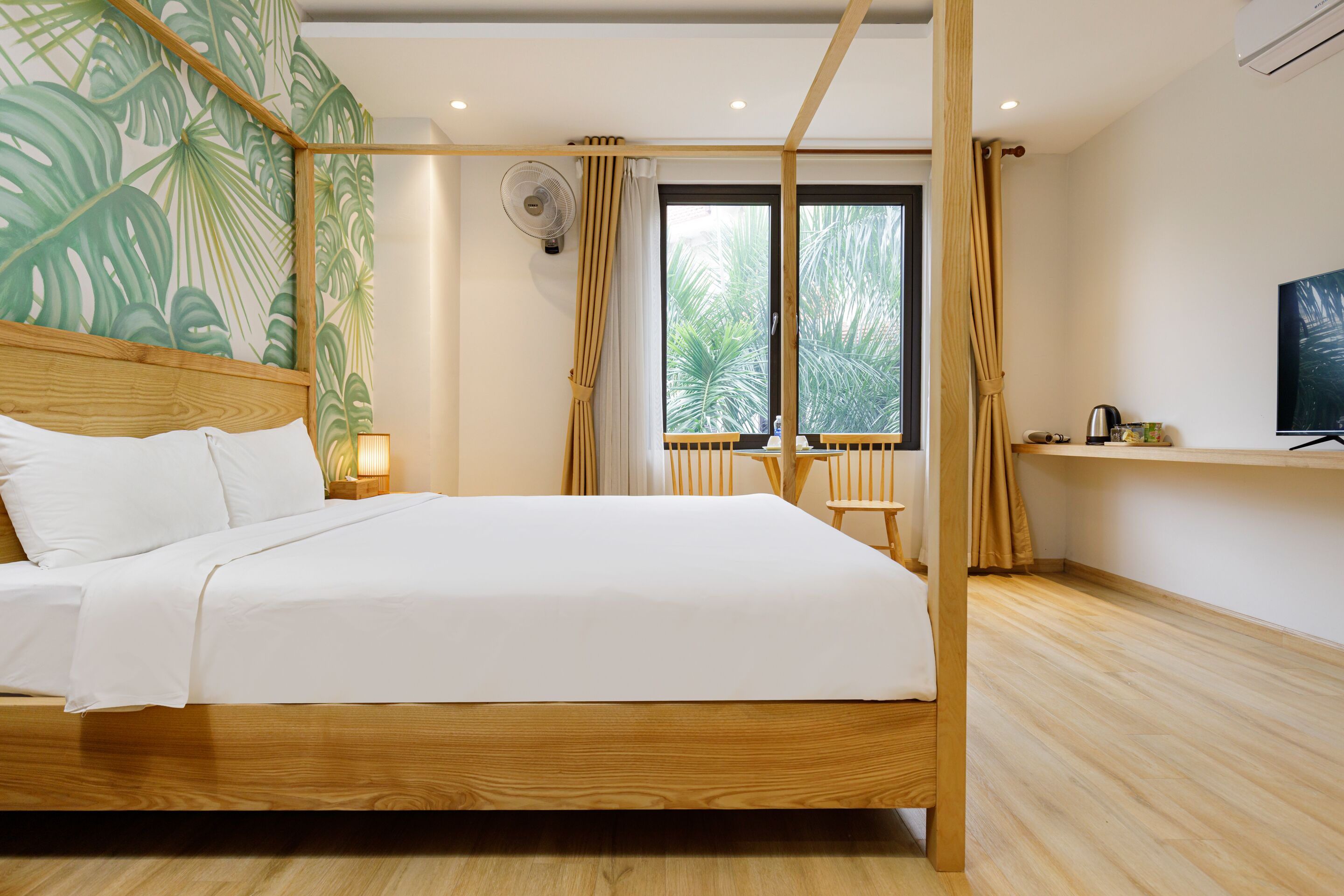 Superior Double Room | Minibar, in-room safe, desk, laptop workspace