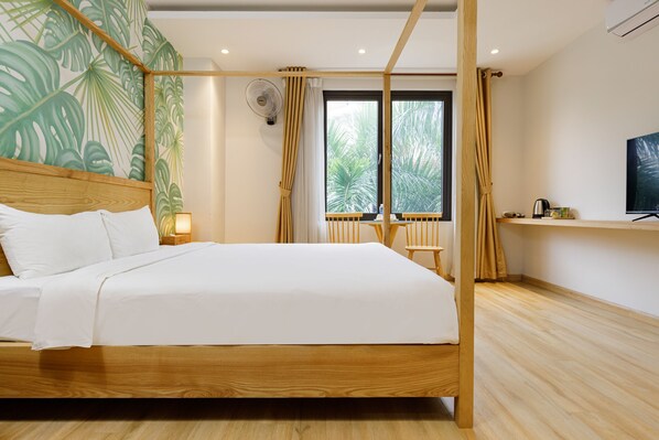 Superior Double Room | Minibar, in-room safe, desk, laptop workspace