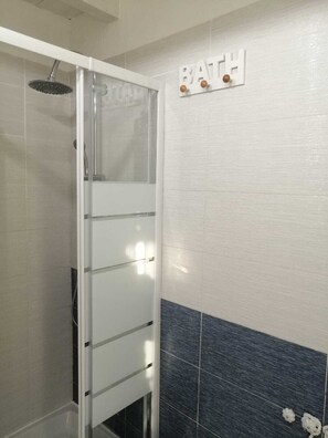 Dusche, Haartrockner, Bidet, Handtücher