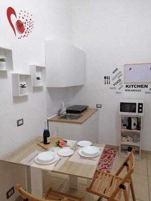 Kühlschrank, Mikrowelle, Herdplatte, Wasserkocher mit Kaffee-/Teezubehör