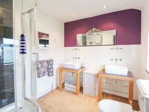 Cottage | Badkamer | Een douche