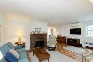 Smart TV, fireplace - Popponesset Gem! 3 bed, 1 updated bath w/outdoor shower and deck. Private beach. (Mashpee)