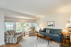 Smart TV - Popponesset! 3 bed, and updated bath w/outdoor shower. Private beach. (Mashpee)