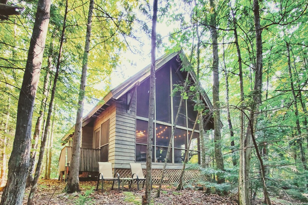 Updated Cozy Cottage Above Brickyard Creek