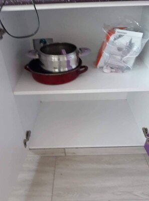 House | Private kitchen | Fridge, microwave, oven, stovetop - Inviting 1-bed House in Roșu (Chiajna)