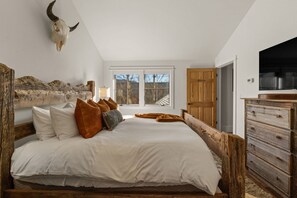 4 bedrooms, iron/ironing board, WiFi, bed sheets - Howling Elk Hideaway | Hot Tub + 15 Mins to Resort (Big Sky)