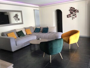 Smart-TV, Tischtennisplatte, Stereoanlage