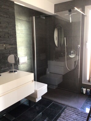 Combined shower/bathtub, hair dryer, towels, toilet paper - Villa de Campagne,piscine Sans Vis-à-vis ,5 mn de la mer (Martigues)