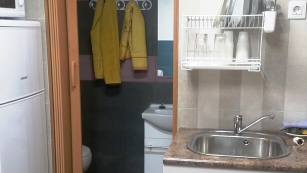 A kitchen with a sink, a microwave, and a dish rack. - COLIVING 87 STUDIO NUMBER 1 (L'Hospitalet de Llobregat)