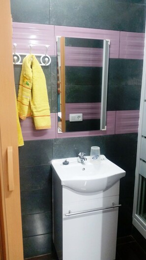 Douche, sèche-cheveux, serviettes fournies, savon