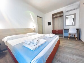 Zimmersafe, Schreibtisch, Verdunkelungsvorhänge, Bettwäsche