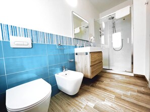 Shower, hair dryer, bidet, towels - Perla Blu Tropea (Ricadi)