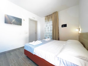 Double or Twin Room | In-room safe, desk, blackout curtains, bed sheets - Perla Blu Tropea (Ricadi)