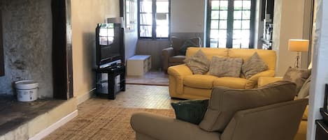 TV, fireplace