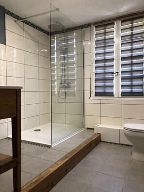 Douche, séchoir à cheveux, serviettes fournies