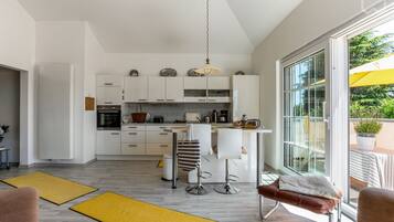 Fridge, microwave, stovetop, dishwasher