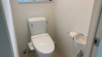 Casa | Baño | Bañera y ducha independientes, bañera profunda y secador de pelo