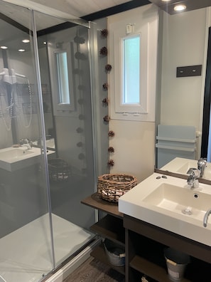 Douche, sĂšche-cheveux, serviettes fournies, savon
