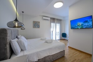 Deluxe Apartment | 2 bedrooms, in-room safe, iron/ironing board, free WiFi