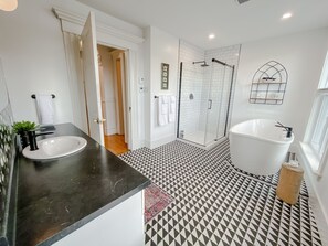 Een douche, een haardroger, handdoeken, zeep