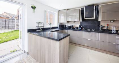 *Pristine 5 bedroom 4.5 bathroom* garden & patio*