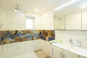 Dusche, Haartrockner, Handtücher, Seife