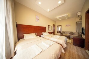Family Apartment | Peti besi dalam bilik, langsir/tirai gelap terus 