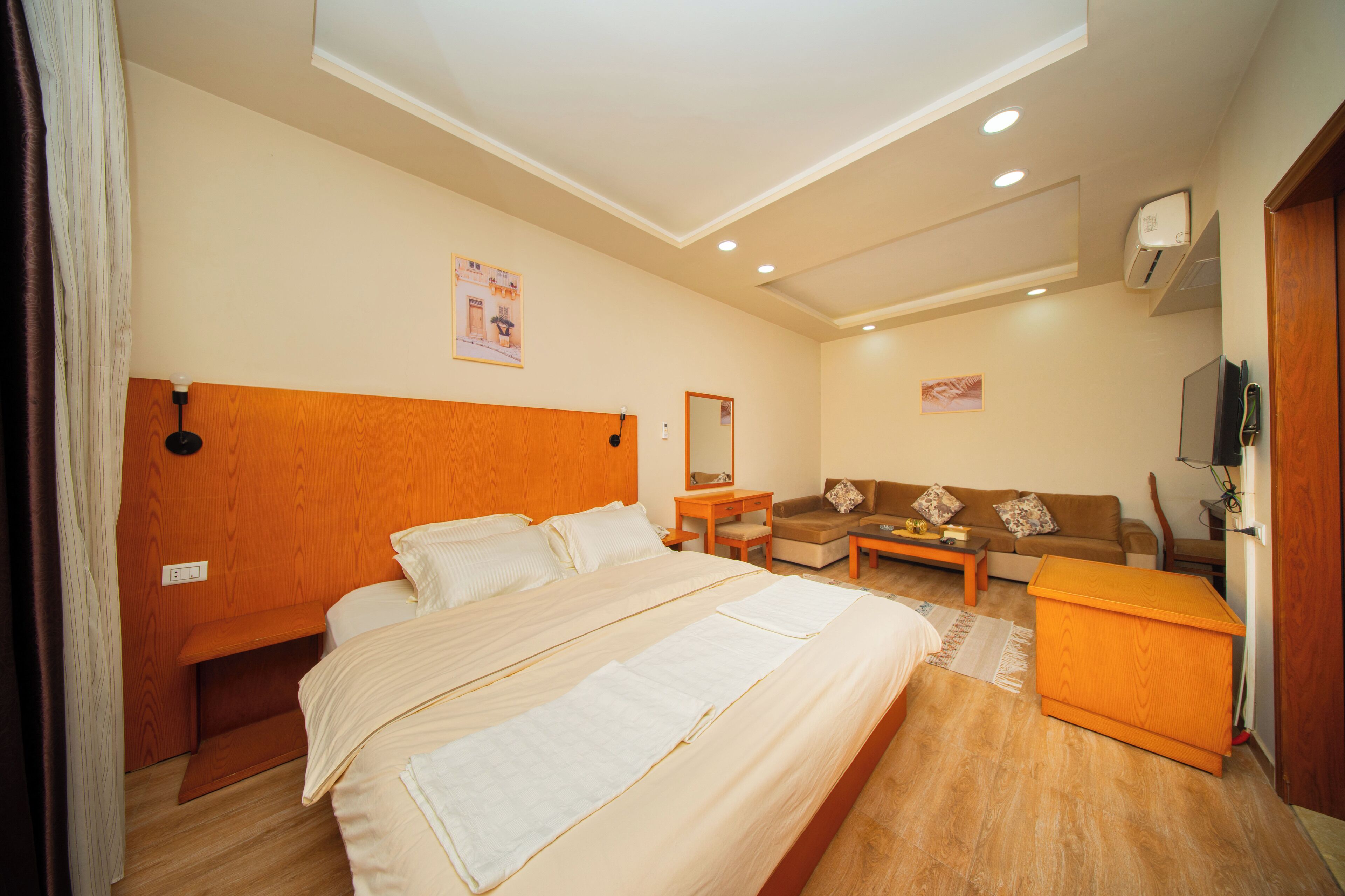 Comfort Studio | In-room safe, blackout drapes, iron/ironing board, free WiFi