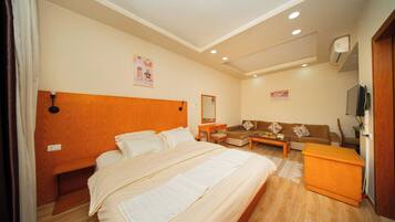 Comfort Studio | In-room safe, blackout drapes, iron/ironing board, free WiFi