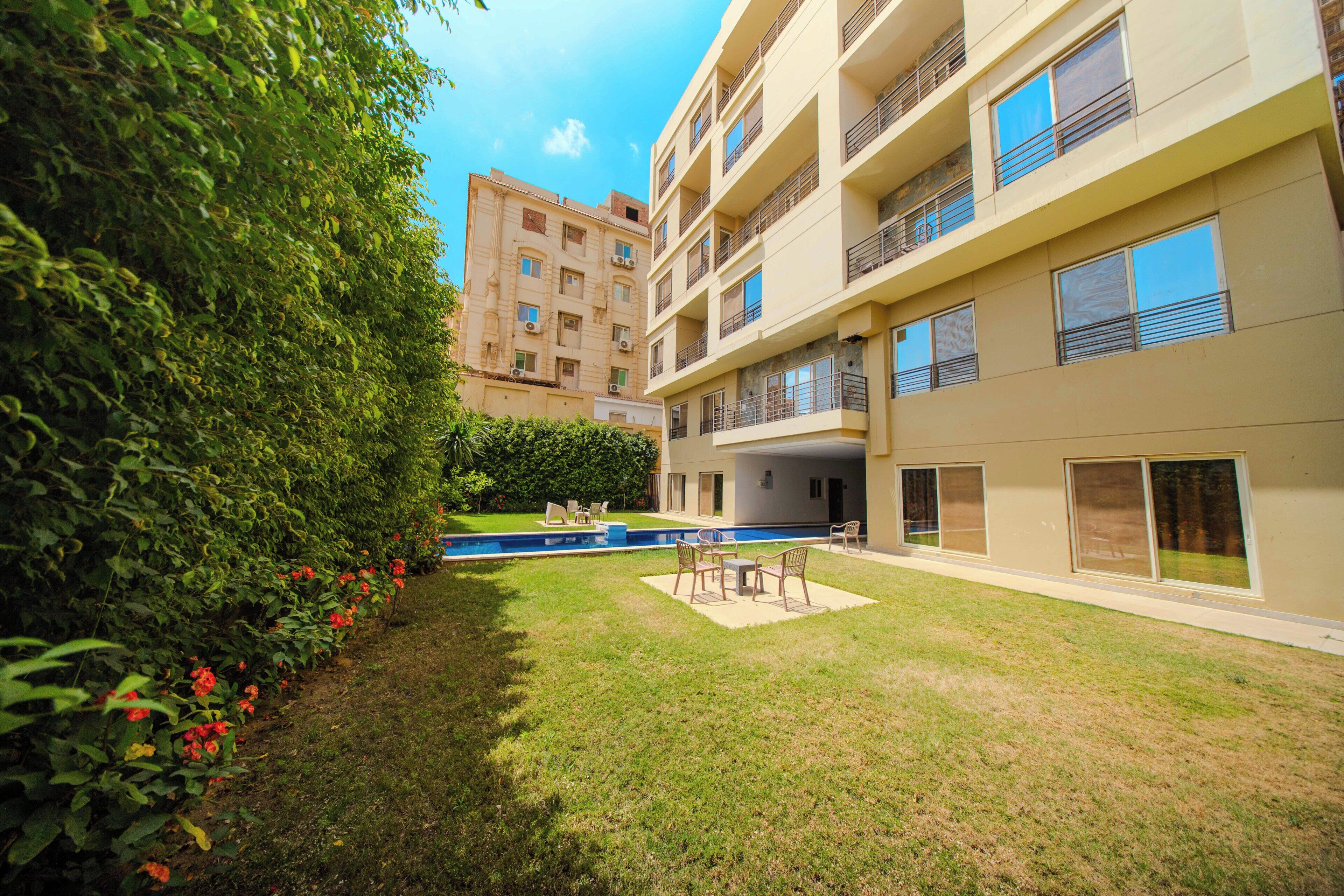 Una piscina al aire libre