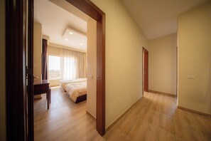 Premium Apartment, 2 Bedrooms | Peti besi dalam bilik, langsir/tirai gelap terus 
