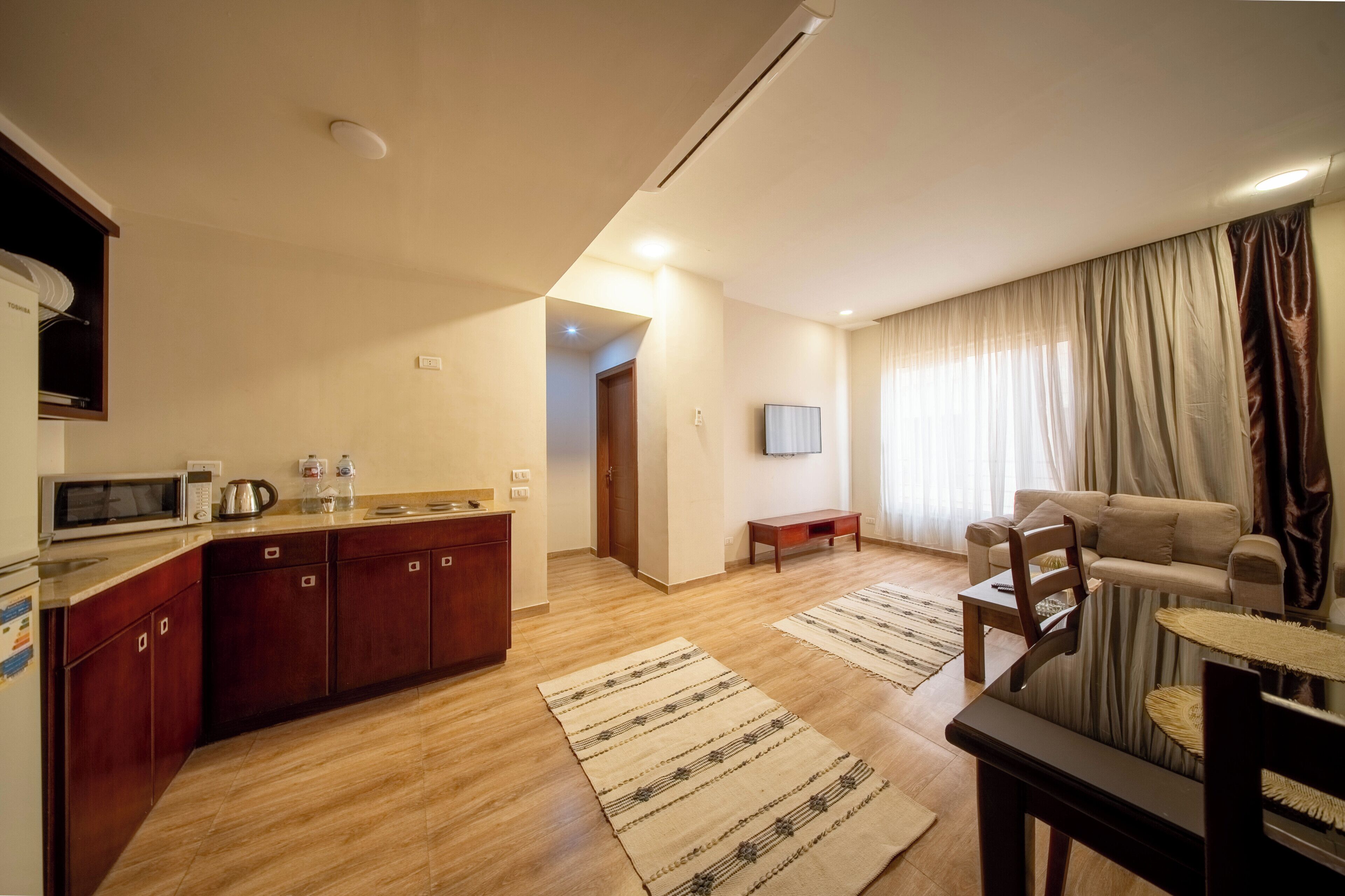 Apartament estàndard, diversos llits | Cuina privada | Cafetera i tetera, bullidora elèctrica i una taula de menjador 