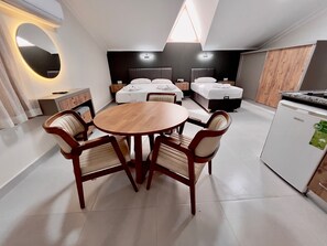 Familien-Dreibettzimmer | Schreibtisch, laptopgeeigneter Arbeitsplatz, kostenloses WLAN