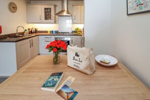 ثلاجة، غلّاية كهربائية، محمصة خبز، مستلزمات طهي/أطباق/أوعية