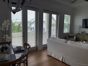 TV, books - 30A , by The Hub, bikes inc. , golf Cart rentals, A+ loco !  (Inlet Beach)