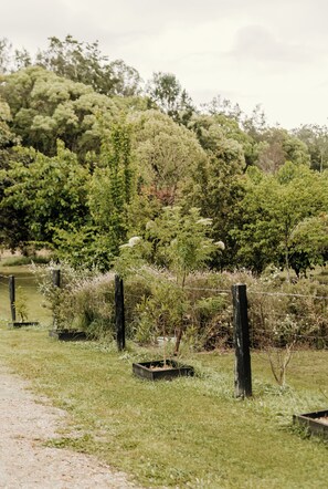 Småhus (Wollombin Cottage) | Hageutsikt
